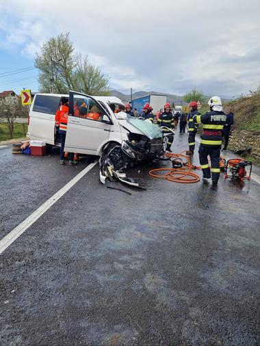 Vâlcea: Patru persoane, între care un copil, rănite într-un accident produs pe DN 7, în care au fost implicate un microbuz, un autoturism şi un TIR - FOTO