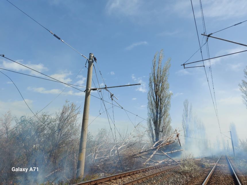 UPDATE - Circulaţie feroviară oprită temporar între Ploieşti Sud şi Buzău, din cauza unui copac căzut pe linia de contact şi a unui incendiu izbucnit în apropierea căii ferate /Circulaţia, reluată după aproximativ o oră. Şase trenuri au întârzieri - FOTO
