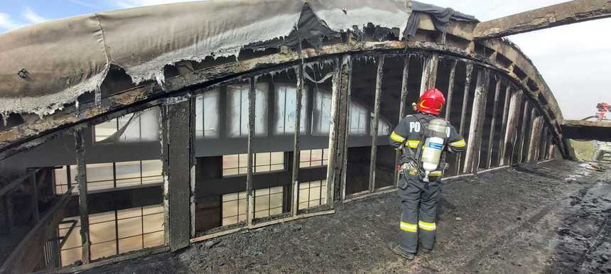 Incendiu la o hală industrială din Galaţi / Muncitorii sudau şi o scânteie a fost luată de vânt / O persoană surprinsă la înălţime, salvată cu autoscara de către pompieri