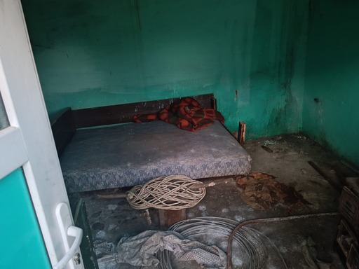 Copil de 13 ani, ţinut aproape cinci ani într-o cuşcă, la o stână din Braşov. El era exploatat, fiind pus la munci foarte grele