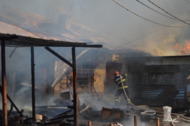 Puternic incendiu la un depozit de fructe din Brăila - FOTO