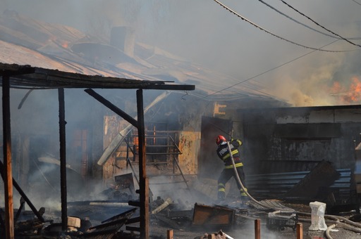 Puternic incendiu la un depozit de fructe din Brăila - FOTO