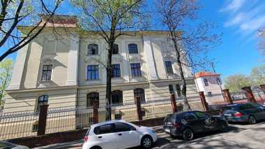 Cursuri online, joi şi vineri, la Colegiul Naţional ”C.D. Loga” din Timişoara, după ce zeci de elevi şi profesori au ajuns la spital cu intoxicaţie / Toate spaţiile vor fi igienizate / Cauza, încă necunoscută