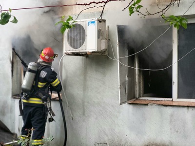 Incendiu cu degajări mari de fum, într-un apartement situat într-un bloc din Giurgiu/ Douăzeci de locatari au ieşit din imobil singuri sau ajutaţi de pompieri