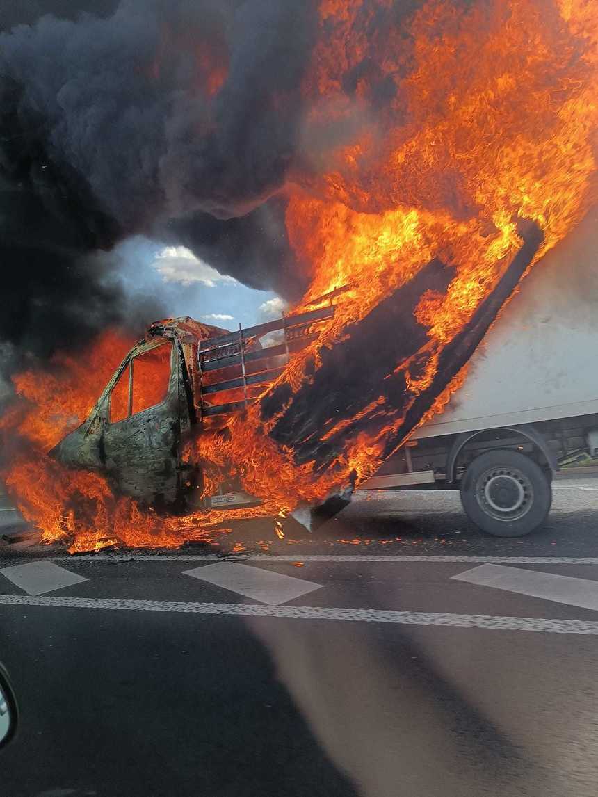 Timişoara: Un microbuz de marfă a luat foc pe şoseaua de centură / Şoferul a reuşit să se salveze - FOTO

