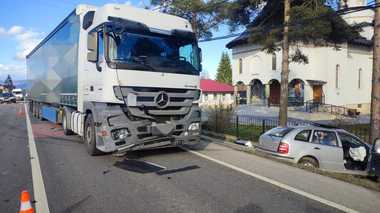 Accident între un TIR şi o maşină, pe DN 17, în judeţul Suceava – Două persoane au fost încarcerate / Unui bărbat i se aplică manevre de resuscitare - FOTO