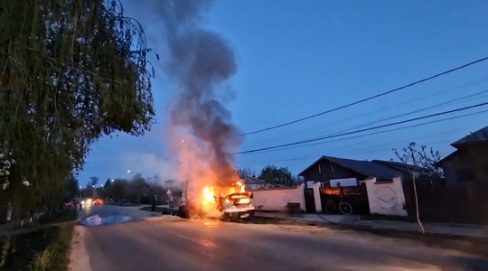 Giurgiu: Incendiu izbucnit la o autoutilitară încărcată cu anvelope / Maşina era parcată când a luat foc - FOTO