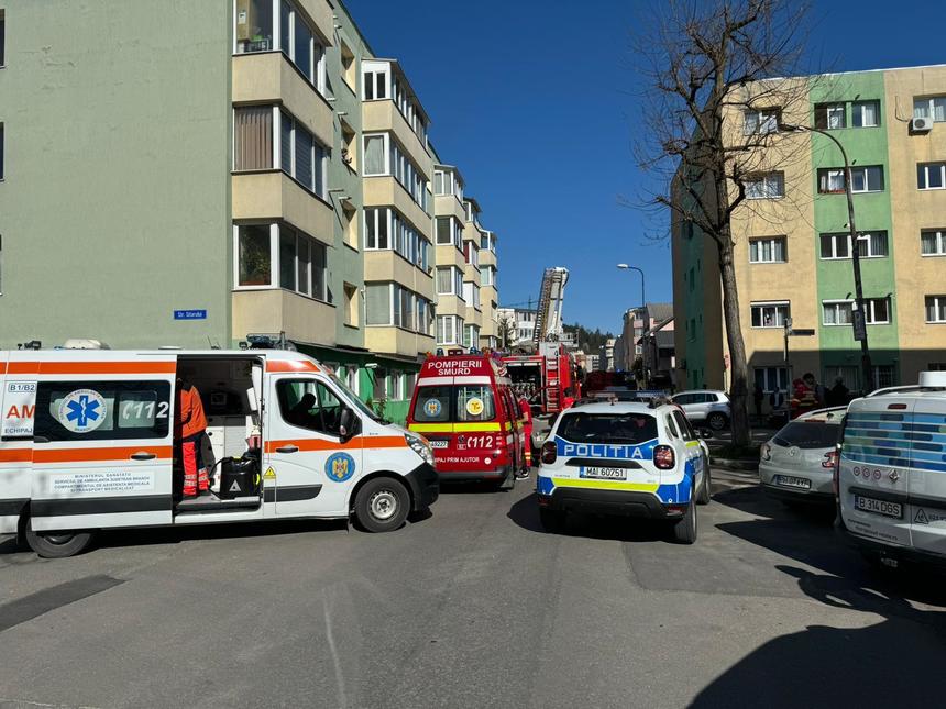 UPDATE - Incendiu într-un bloc din Braşov. Zece persoane au fost evacuate / Patru persoane, intoxicate cu fum, două fiind transportate la spital 