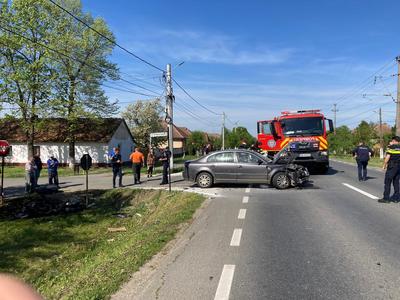 UPDATE - Trafic blocat pe DN 7, în judeţul Arad, după ce o maşină şi o motocicletă s-au ciocnit / Motocicleta a luat foc / Două persoane rănite, una preluată cu elicopterul SMURD

