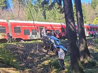 Maşină de corp diplomatic, lovită de tren în judeţul Braşov / Mai multe persoane din India, în autoturism / Nu există victime

