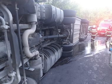 Vâlcea - O femeie şi doi copii, răniţi după ce un tir s-a răsturnat pe DN7