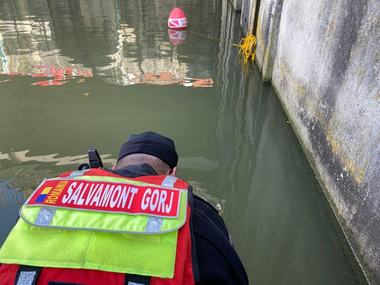 UPDATE - Salvamontiştii au reluat acţiunea de căutare a femeii dispărute de două săptămâni într-un baraj de pe râul Olt. În urmă cu o săptămână, locul în care trupul se afla a fost reperat, dar scafandrii nu au putut ajunge / Trupul femeii a fost găsit
