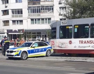 Autospecială a Poliţiei, lovită de un tramvai în Galaţi
