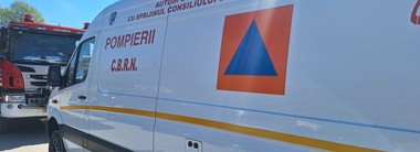 Hunedoara: Intervenţie a pompierilor, după ce un recipient cu dizolvant a început să se deformeze / Substanţa are un ridicat grad de toxicitate – FOTO / VIDEO