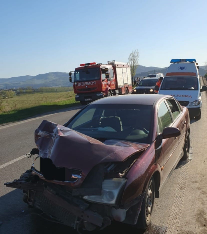 Neamţ: Trei maşini în care se aflau nouă persoane, implicate într-un accident rutier în Piatra Neamţ / Două femei au ajuns la spital

