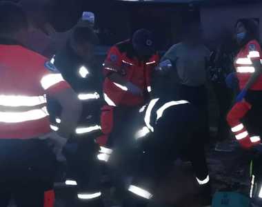 Cluj: Bărbat prins sub o placă de beton, în gospodăria sa/ El a fost transportat la spital în stare critică