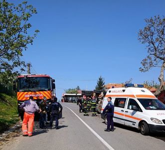 UPDATE - Galaţi - Camion cu piatră răsturnat la Găneşti - Un bărbat şi o femeie au fost grav răniţi, fiind necesară intervenţia elicopterului SMURD