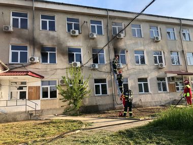 UPDATE - Incendiu la sediul Direcţiei Sanitar Veterinare şi pentru Siguranţa Alimentelor Argeş / Focul s-a manifestat într-un laborator la primul etaj 


