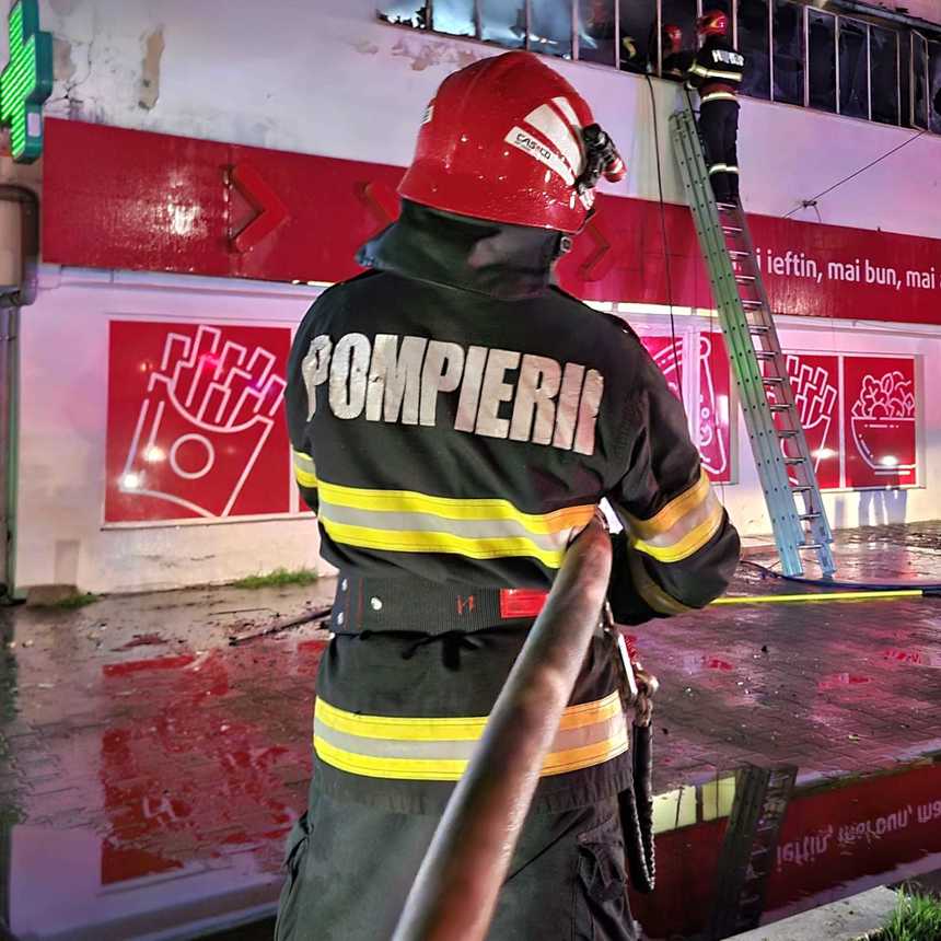 Incendiu într-un apartament din Giurgiu / Pompierii au evacuat o persoană / Patru bărbaţi, evaluaţi de echipajele medicale - VIDEO