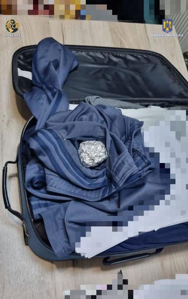 Iaşi: Două persoane au fost reţinute de procurorii DIICOT pentru trafic de heroină /  Drogurile, aduse din Germania, erau ascunse într-un colet cu haine