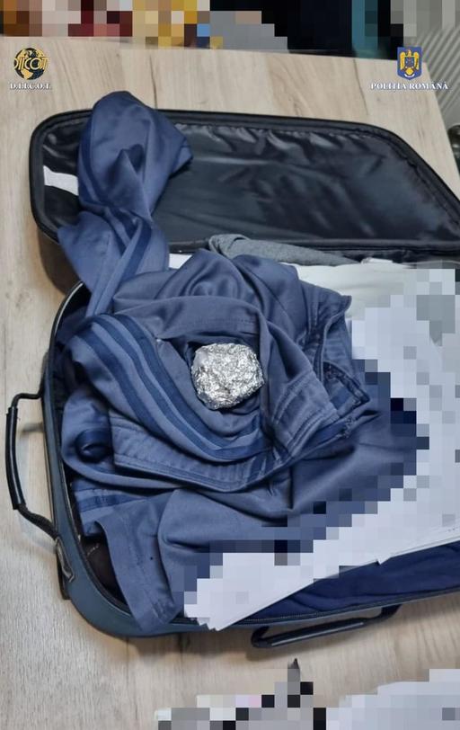 Iaşi: Două persoane au fost reţinute de procurorii DIICOT pentru trafic de heroină /  Drogurile, aduse din Germania, erau ascunse într-un colet cu haine
