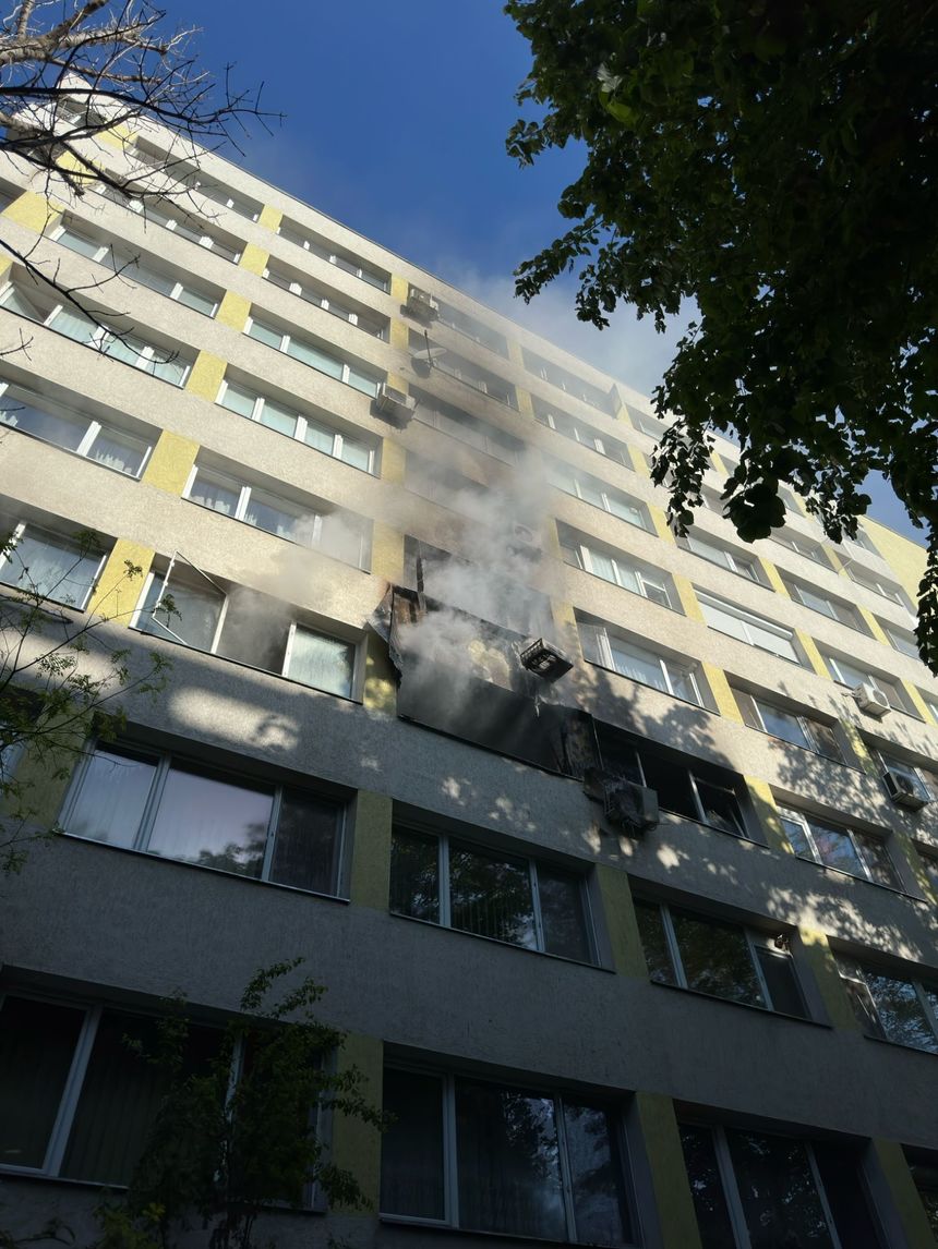 UPDATE - Incendiu la un apartament din Sectorul 2/ Sunt degajări mari de fum, mai mulţi locatari fiind evacuaţi cu autoscara de către pompieri/ Patru persoane, duse la spital, iar alte cinci primesc îngrijiri medicale/ Incendiul a fost stins - FOTO, VIDEO