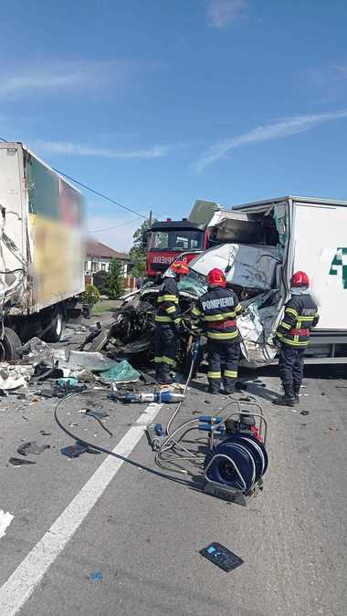 UPDATE - Brăila: Doi bărbaţi, încarceraţi în urma unui accident produs pe DN 2B/ Ei au fost transportaţi la spitale, unul fiind preluat de un elicopter SMURD/ Traficul a fost blocat complet - FOTO