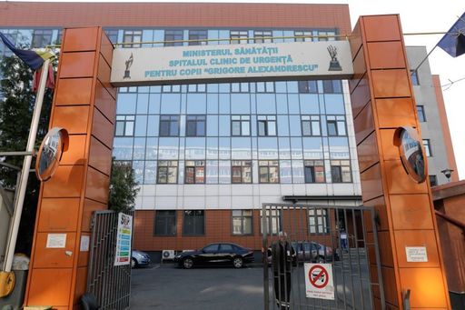 UPDATE - Bucureşti: Fetiţă de doi ani, la spital după ce a căzut pe fereastră, de la etajul întâi al unui bloc/ Ea s-ar fi urcat pe pervaz în joacă