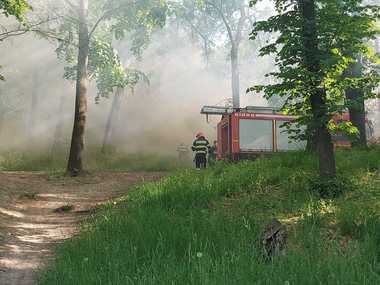 UPDATE - Incendiu puternic la acoperişul unei societăţi comerciale din Craiova/ Focul se manifestă pe o suprafaţă de 400 de metri pătraţi/ O femeie s-a intoxicat cu fum, primind îngrijiri medicale - FOTO, VIDEO