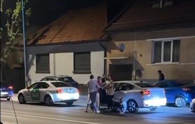 Braşov: Dosar penal, în urma unei bătăi în trafic. Scandalul a pornit de la un client al unei firme de transport alternativ