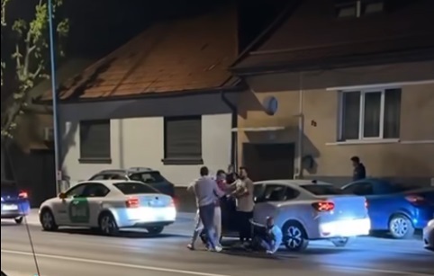 Braşov: Dosar penal, în urma unei bătăi în trafic. Scandalul a pornit de la un client al unei firme de transport alternativ