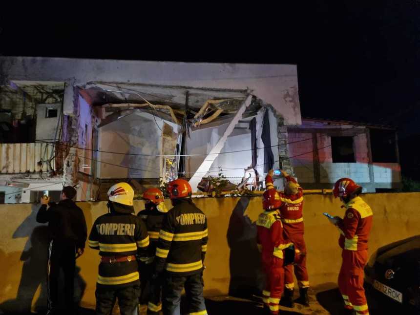 UPDATE - Explozie neurmată de incendiu într-un bloc din municipiul Craiova / O parte a etajului întâi s-a prăbuşit, o femeie fiind prinsă sub dărâmături / A fost declarat decesul / Trei victime, la spital


