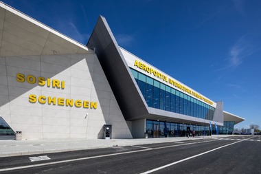Aterizare de urgenţă pe Aeroportul Timişoara în urma unei ameninţări cu bombă / Plan Roşu de Intervenţie