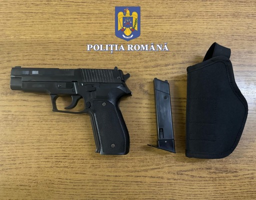 Constanţa: Şofer ameninţat cu un pistol în trafic de un alt conducător auto / Arma de tip airsoft, cu bile de plastic, găsită de poliţişti în compartimentul destinat roţii de rezervă - FOTO