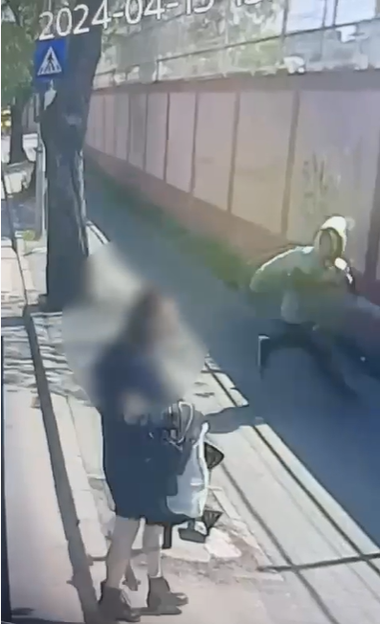 Bucureşti - Doi adolescenţi de 14 şi 17 ani au fost reţinuţi după ce o femeie a reclamat că i-au fost smulse de la gât două lănţişoare, într-un autobuz, în Sectorul 5 - FOTO, VIDEO