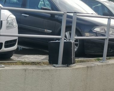 UPDATE - Intervenţie a poliţiştilor, alături de luptători ai Serviciului Pentru Acţiuni Speciale şi echipa pirotehnică a SRI, după un apel la 112 privind o servietă abandonată în parcarea unui supermarket din Focşani/ Geanta era goală - FOTO