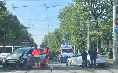 Accident în Ploieşti. Două autoturisme s-au ciocnit frontal, şoferul unuia dintre ele fiind rănit - FOTO
