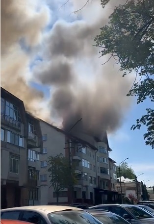 Incendiu la acoperişul unui bloc din Rădăuţi. Pompierii evacuează locatarii de pe două scări - VIDEO, FOTO
