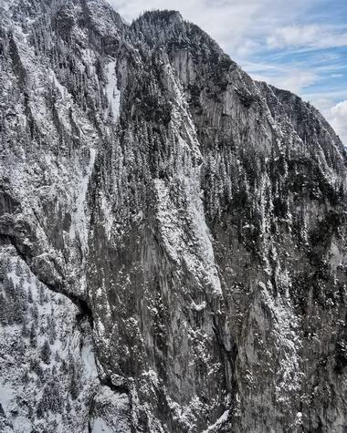 Salvamontiştii din Zărneşti, acţiune de recuperare a trupului unei persoane decedate, căzută de la peste 400m / Victima este un cetăţean american a cărui dispariţie nu era anunţată
