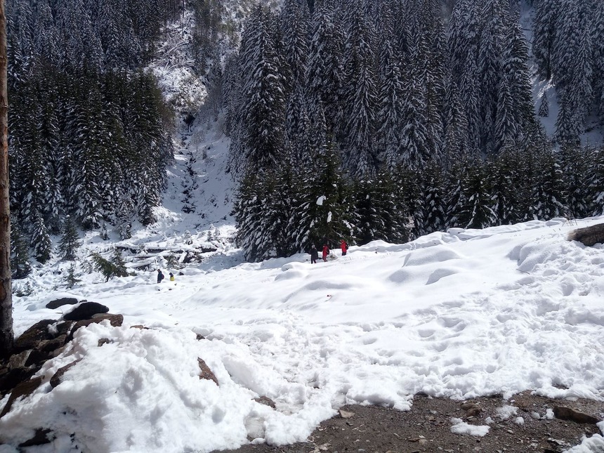 Salvamont Braşov atenţionează că pe Valea Sâmbetei, în Munţii Făgăraş, s-a depus un nou strat de zăpadă de aproximativ 25 cm, la altitudini ce depăşesc 1400 de metri /  Vânt puternic şi gheaţă în regiunile alpine 