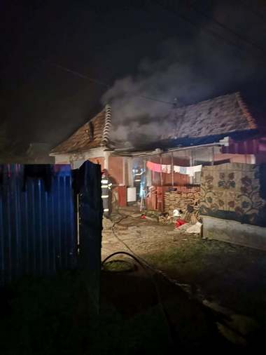 Suceava: Pompierii militari ai Gărzii de Intervenţie Solca şi cei ai Detaşamentului Rădăuţi, intervenţie cu 7 autospeciale la un incendiu izbucnit în oraşul Solca