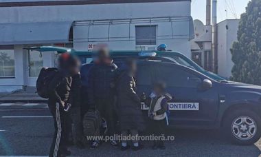 O familie din Camerun şi un cetăţean din Guineea, găsiţi ascunşi într-un TIR. Aceştia voiau să ajungă în Germania şi au declarat că s-au ascuns în autotren când şoferul dormea - FOTO

