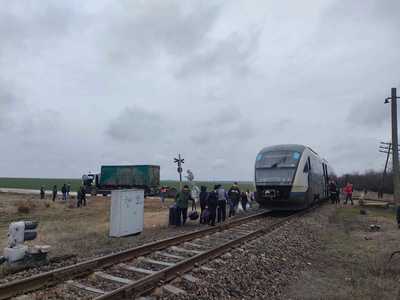 Cluj: Un camion care transporta o camionetă  a rămas blocat pe calea ferată. Traficul feroviar a fost oprit, pentru ca acesta să fie scos în siguranţă din zona liniei pe care circulă trenurile
