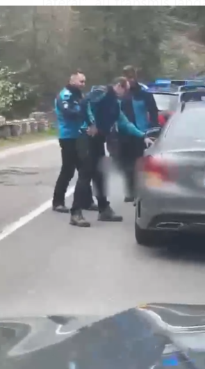 Harghita: Jandarmii au urmărit şi au oprit un bărbat care conducea o maşină aflându-se sub influenţa băuturilor alcoolice / El s-a blocat apoi în maşină, iar poliţiştii au spart geamul lateral, l-au scos din autoturism şi l-au încătuşat - VIDEO