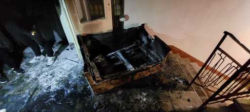 Cluj: Locatari ai unui bloc, evacuaţi în urma unui incendiu. A luat foc o canapea lăsată pe scara blocului - FOTO

