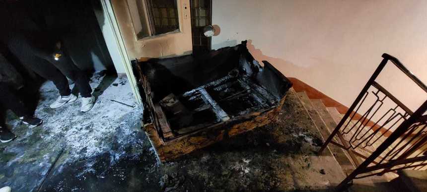 Cluj: Locatari ai unui bloc, evacuaţi în urma unui incendiu. A luat foc o canapea lăsată pe scara blocului - FOTO
