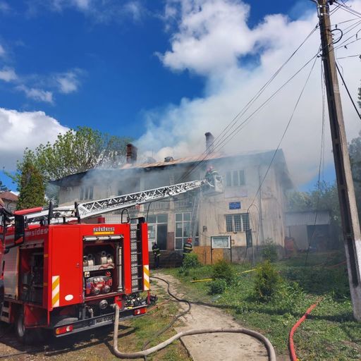 UPDATE- Incendiu la sediul unei primării din Dolj / Focul se manifestă la acoperişul clădirii pe o suprafaţă de 150 de metri pătraţi  / Planşeul s-a prăbuşit în două camere - FOTO
