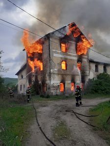 Incendiu violent la o fostă moară din judeţul Botoşani / Echipajele de intervenţie au fost suplimentate - FOTO