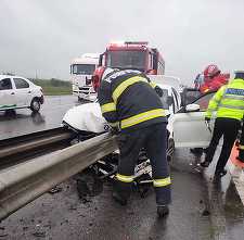 Argeş: Un autoturism a intrat în glisiera metalică dintre sensurile de mers ale A1/ Şoferul a murit - FOTO