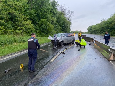Hunedoara: Şapte bărbaţi, răniţi după ce microbuzul în care se aflau a intrat într-un parapet/ Traficul pe DN 7 este blocat - FOTO